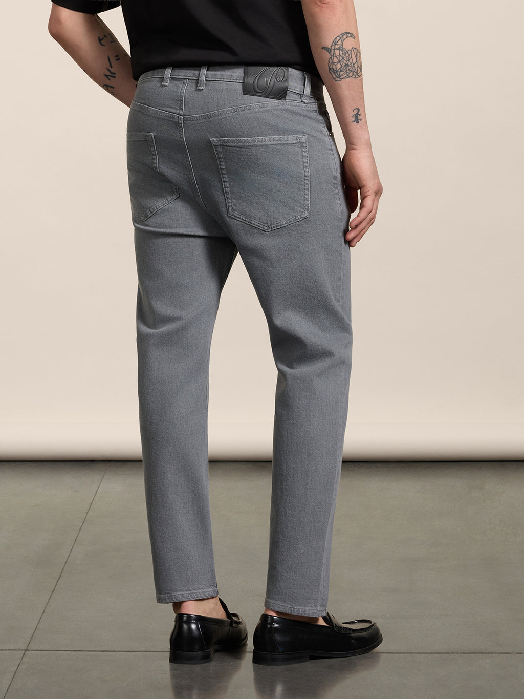 CARROT FIT TROUSERS IN GREY COMFORT DENIM - LONDON GREY - Check Active | Pence 1979