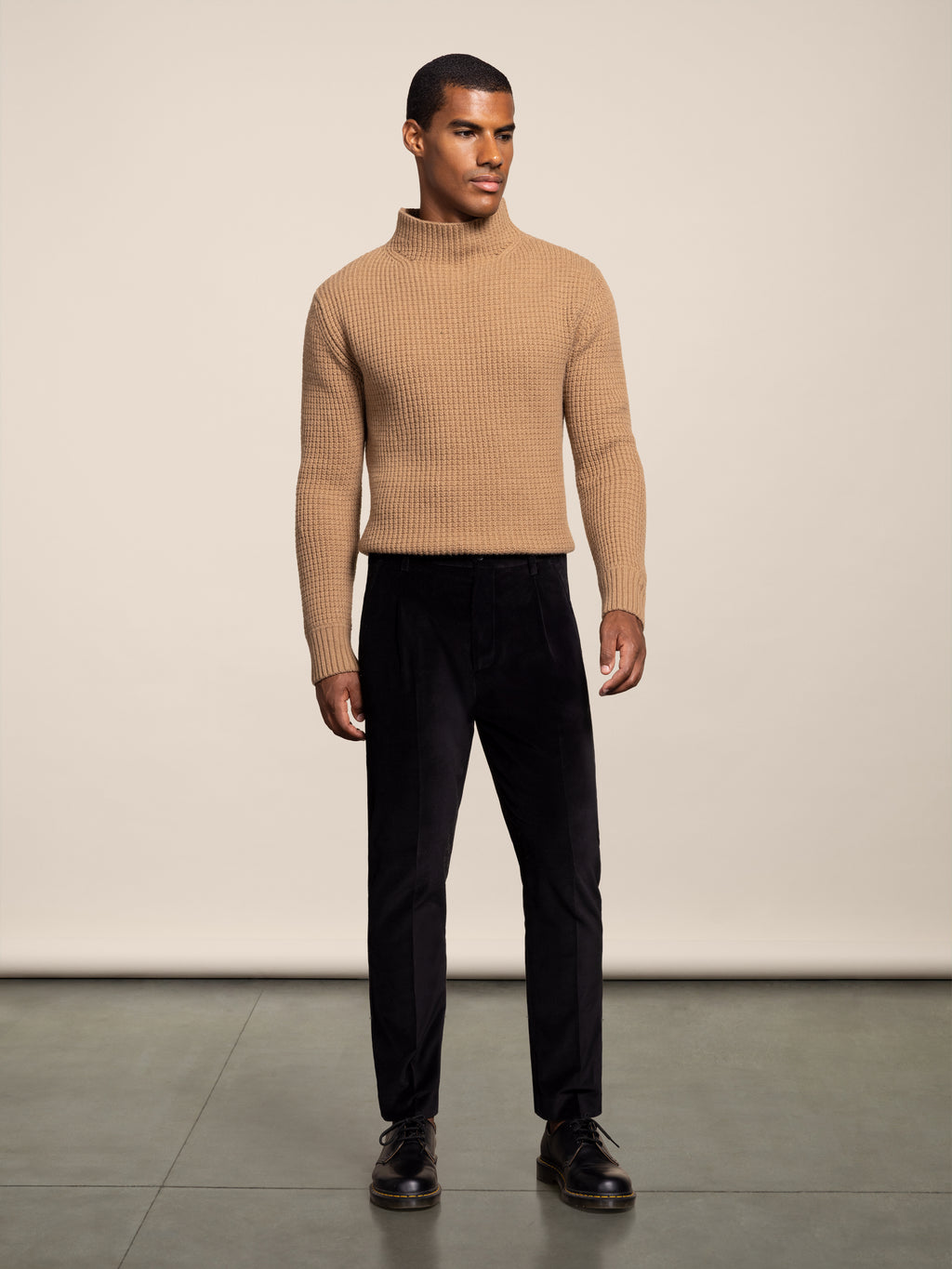 REGULAR FIT VELVET CHINO PANTS WHIT ONE PLEAT BLACK - BLACK - Check Active | Pence 1979