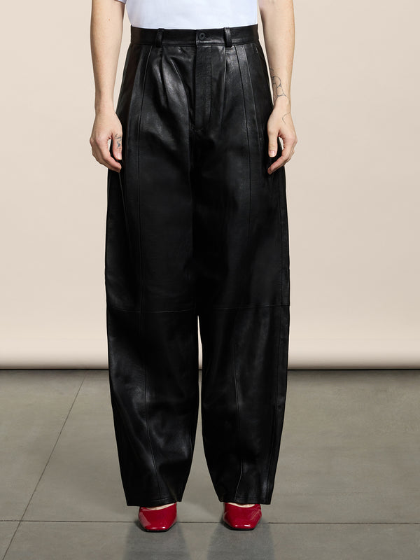UNISEX RELAXED FIT LAMB LEATHER PANT WITH DOUBLE PLEATS BLACK  - BLACK - Men′s Bottomwear | Pence 1979