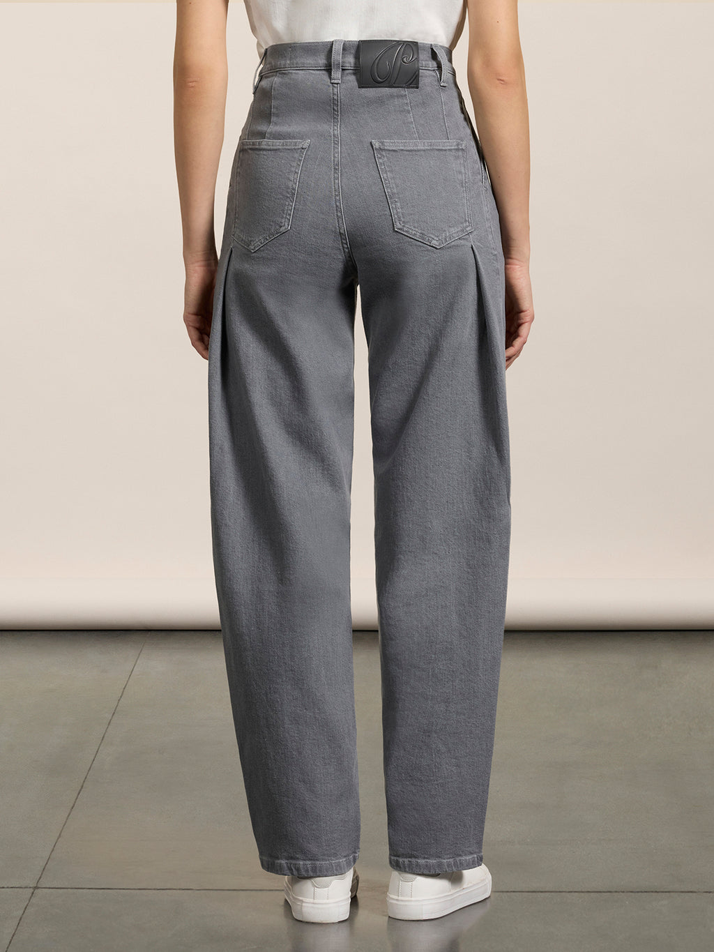 UNISEX RELAXED-FIT TROUSERS IN GREY COMFORT DENIM WITH PLEATS - LONDON GREY - Check Active | Pence 1979
