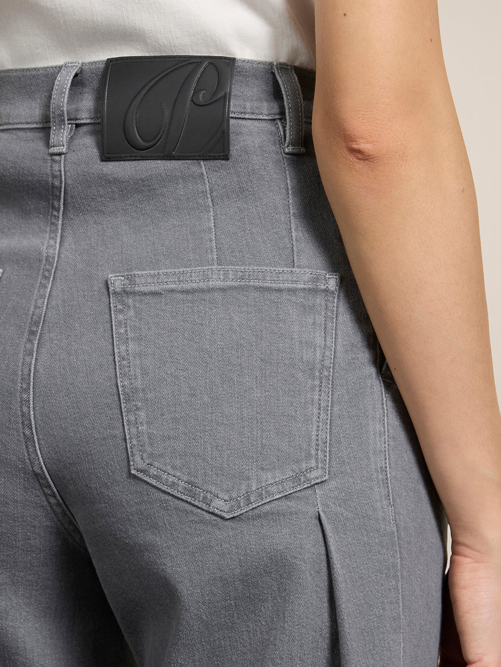 UNISEX RELAXED-FIT TROUSERS IN GREY COMFORT DENIM WITH PLEATS - LONDON GREY - Check Active | Pence 1979