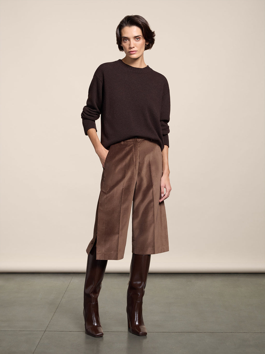 LOOSE FIT COFFEE VELVET BERMUDA SHORTS WITH SIDE BUTTON OPENINGS - COFFEE - Check Active | Pence 1979