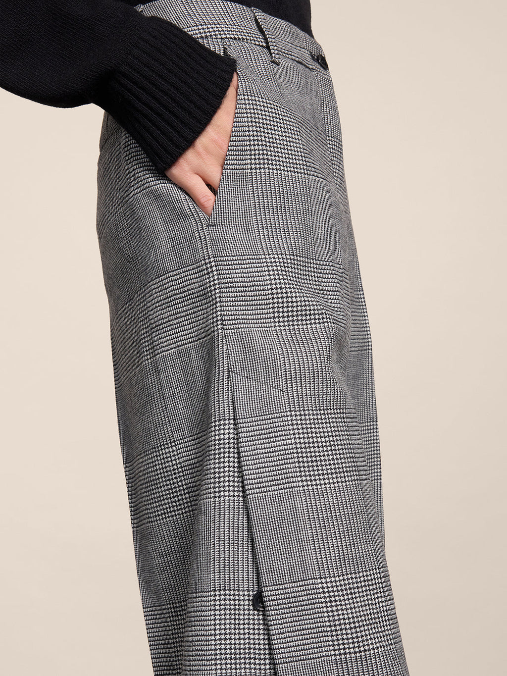 LOOSE FIT BLACK AND WHITE BERMUDA SHORTS WITH SIDE BUTTON OPENINGS - BLACK\WHITE  - Check Active | Pence 1979