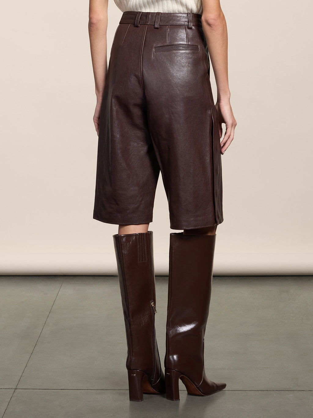LOOSE FIT MAHOGANY LEATHER BERMUDA SHORTS WITH SIDE BUTTON OPENINGS - MAHOGANY - Capi in Pelle Donna | Pence 1979