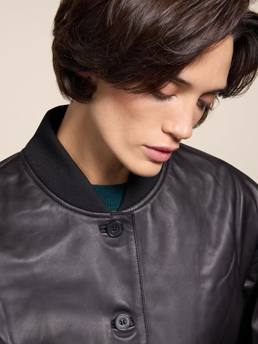 EGULAR FIT BLACK CROPPED BOMBER WITH KNIT COLLAR - BLACK - Capi in Pelle Donna | Pence 1979