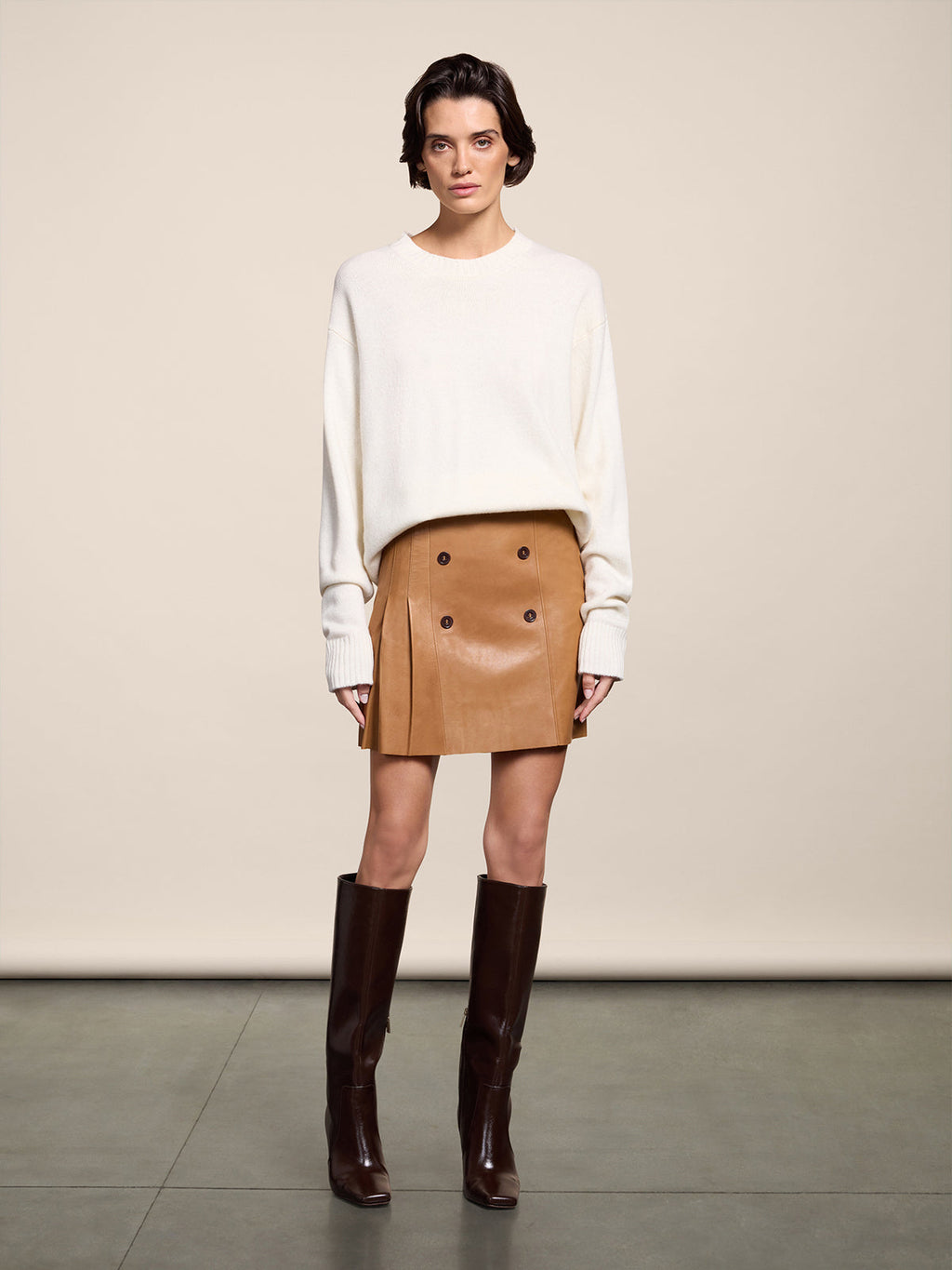 REGULAR FIT CARAMEL LEATHER MINI SKIRT WITH BUTTONS AND PLEATED SIDE - CARAMEL - Capi in Pelle Donna | Pence 1979