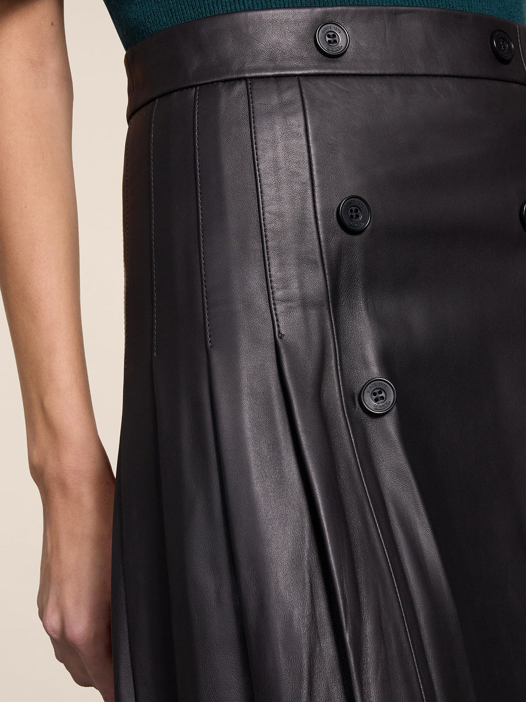 REGULAR FIT BLACK LEATHER MINI SKIRT WITH BUTTONS AND PLEATED SIDE - BLACK - Capi in Pelle Donna | Pence 1979